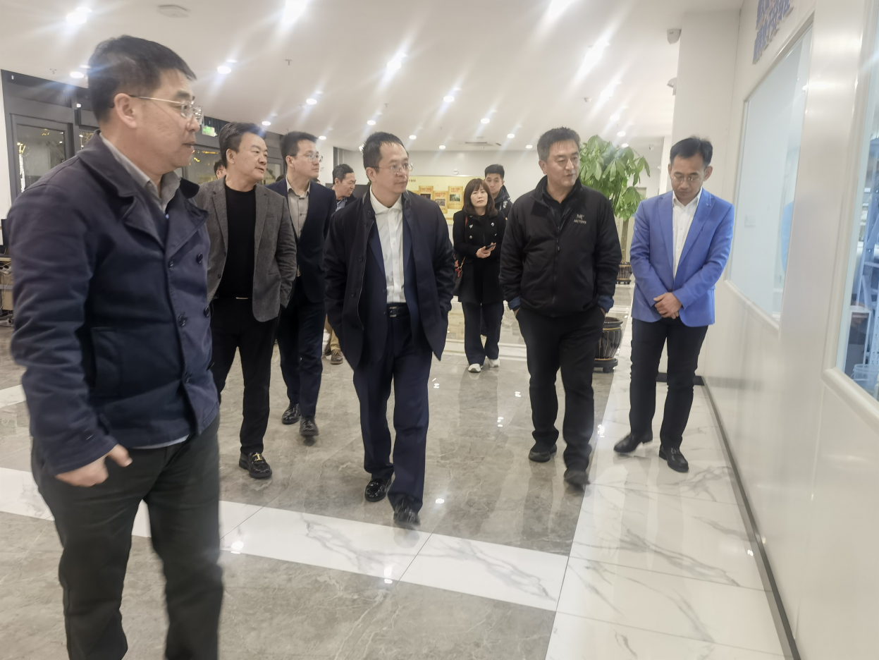 360公司總裁周鴻祎、華大集團(tuán)首席運(yùn)營(yíng)官路軍等一行到長(zhǎng)光華大進(jìn)行調(diào)研