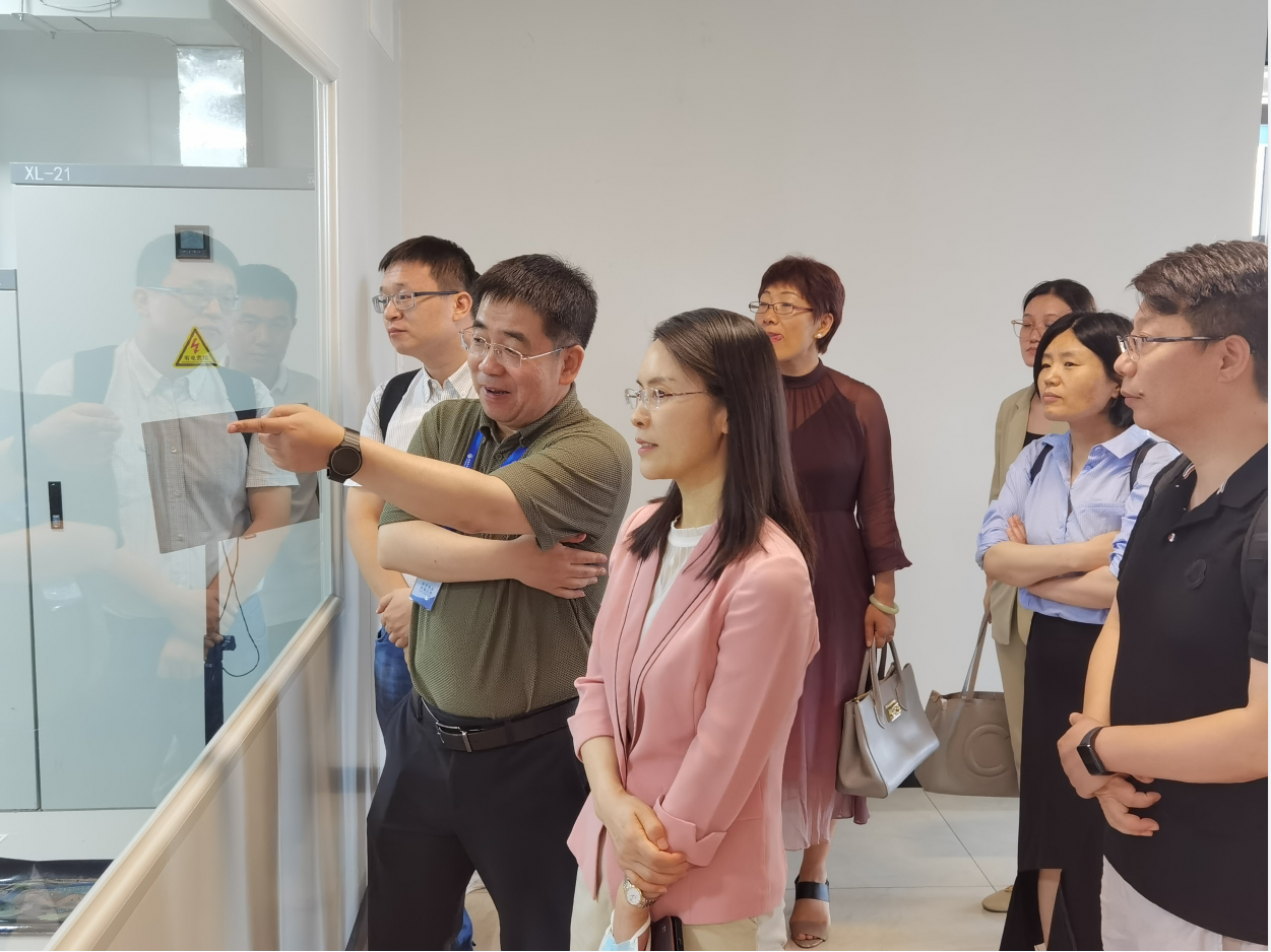 中國計(jì)量科學(xué)研究院副院長戴新華一行到長光華大參觀